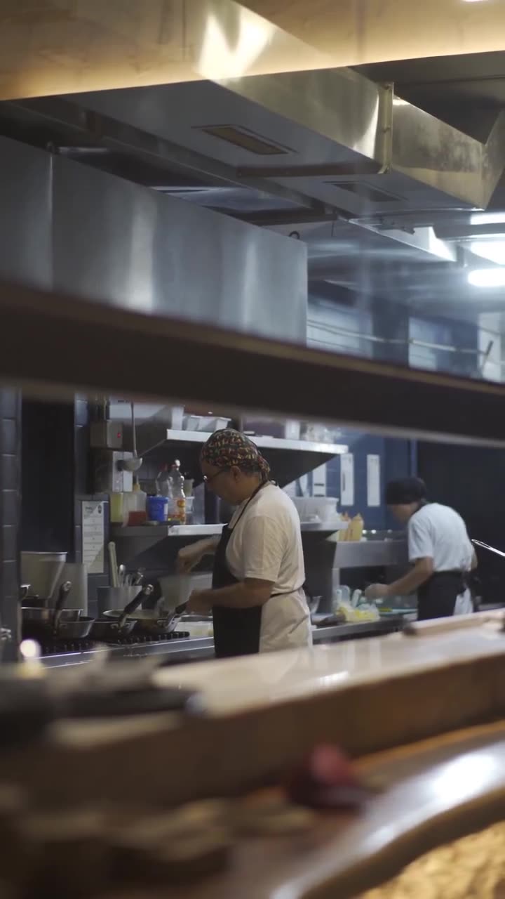 Chef flambando na cozinha de um restaurante